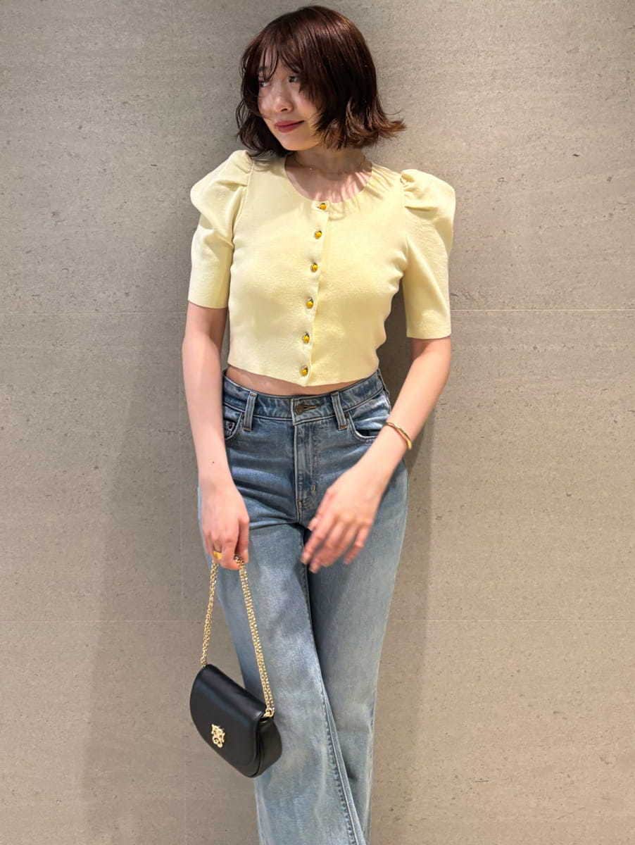 ブルー系のデニムパンツ、イエロー系のカーディガン/ボレロ、その他のサンダルを着用したレディースの春コーディネートの5枚目の写真