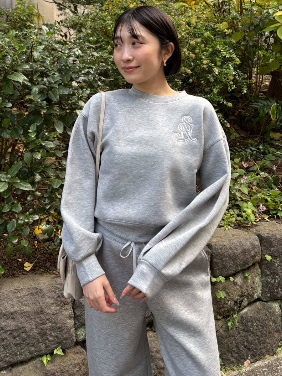 ホワイト系のショルダーバッグ、グレー系のスウェット、グレー系のスウェットパンツを着用したレディースの冬コーディネートの4枚目の写真