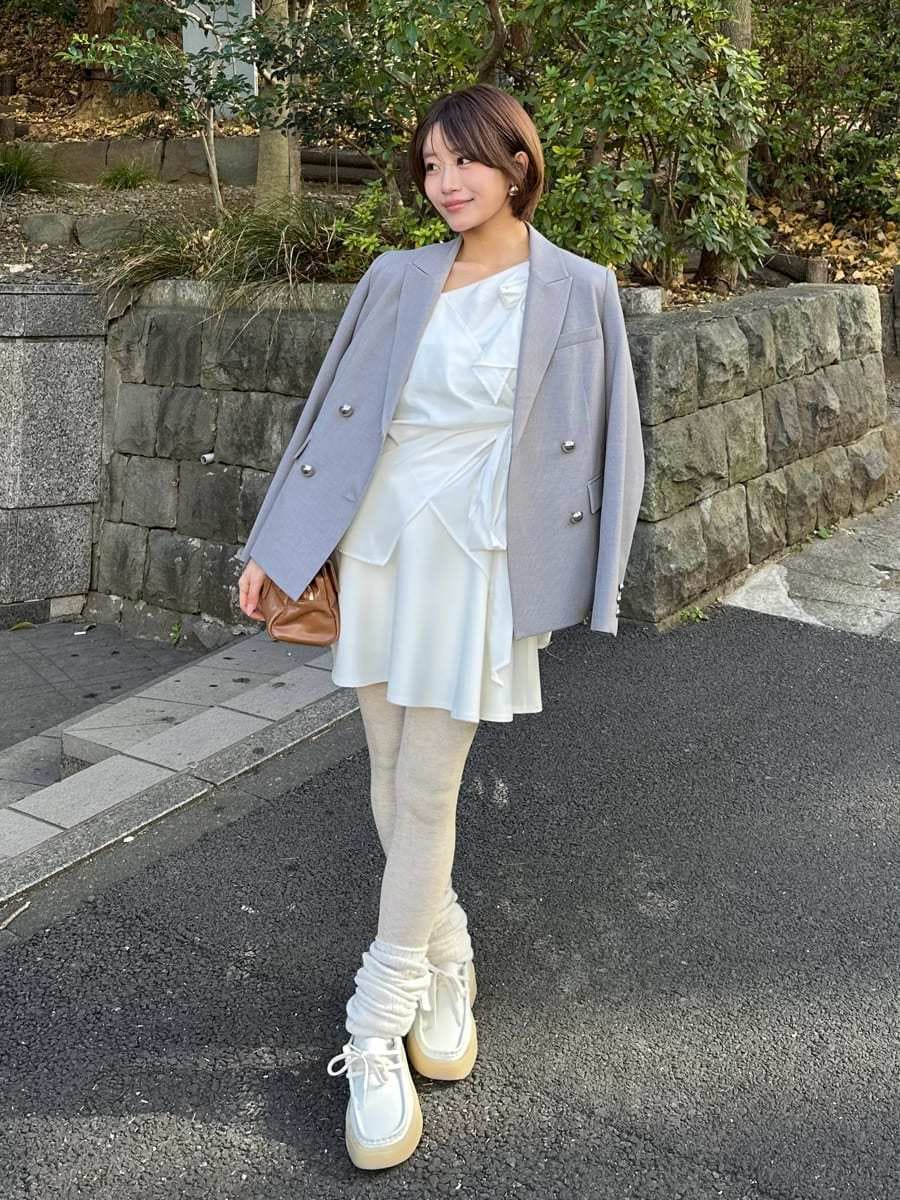 ホワイト系のテーラードジャケット、ホワイト系のその他パンツ、ホワイト系のその他シューズを着用したレディースの冬コーディネートの2枚目の写真