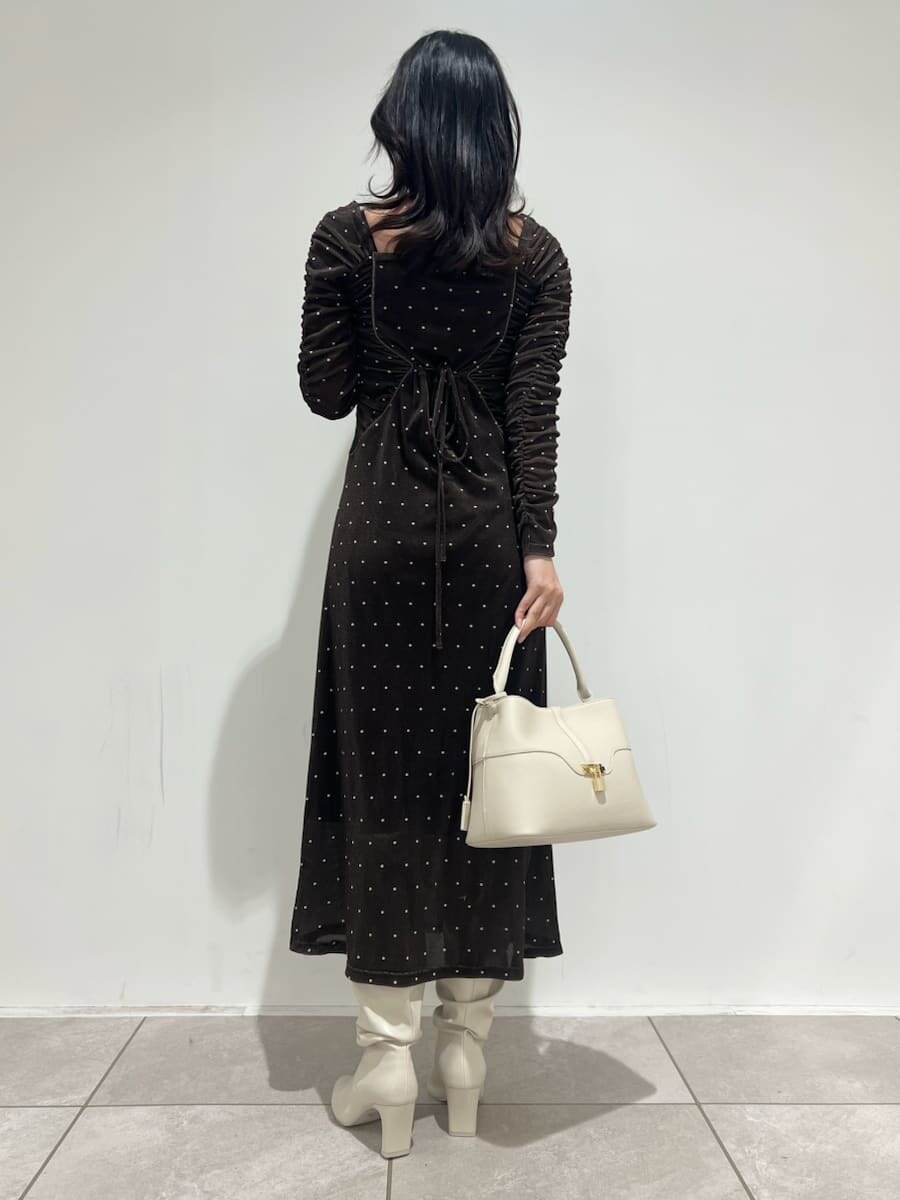 その他のワンピース、ホワイト系のブーツ、ホワイト系のハンドバッグを着用したレディースの冬コーディネートの3枚目の写真