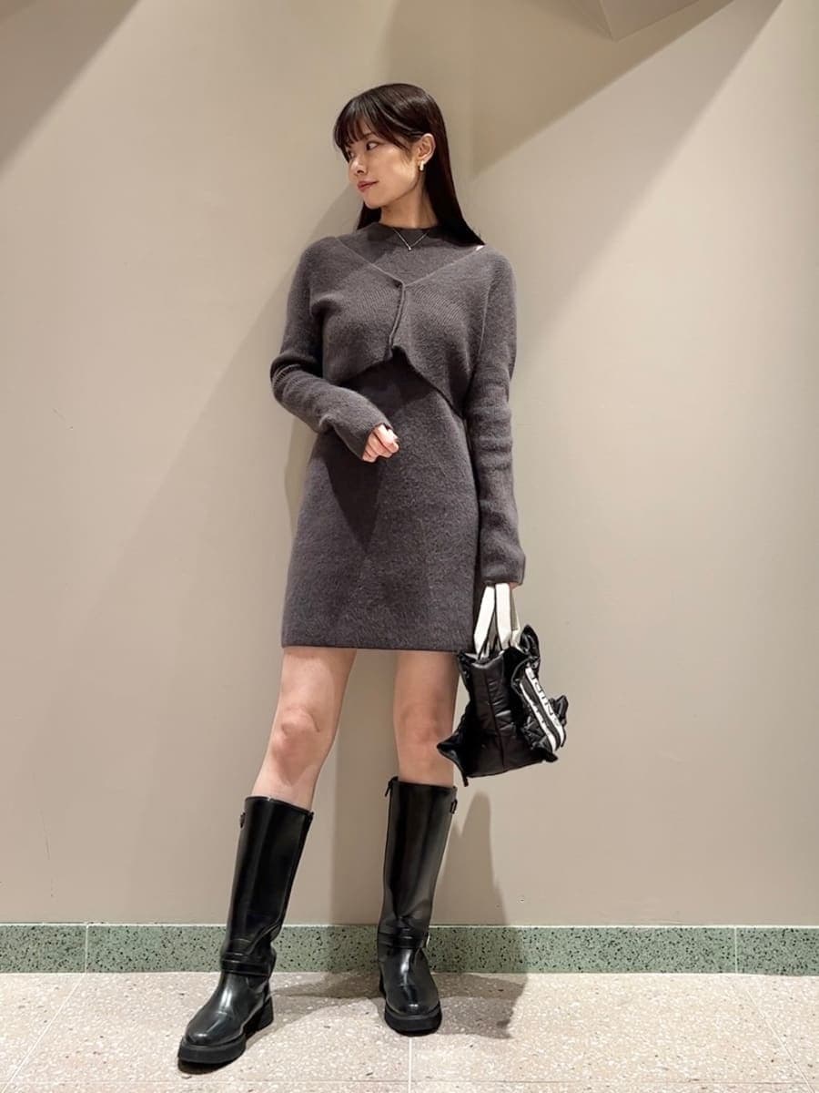 グレー系のワンピース、グレー系のカーディガン/ボレロ、ブラック系のハンドバッグを着用したレディースの秋コーディネートの2枚目の写真