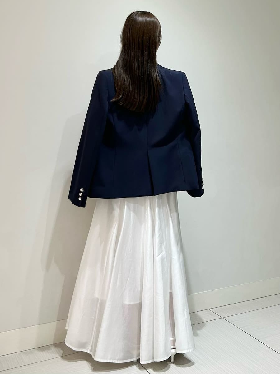 ブルー系のテーラードジャケット、その他のパンプス、イエロー系のショルダーバッグを着用したレディースの春コーディネートの7枚目の写真