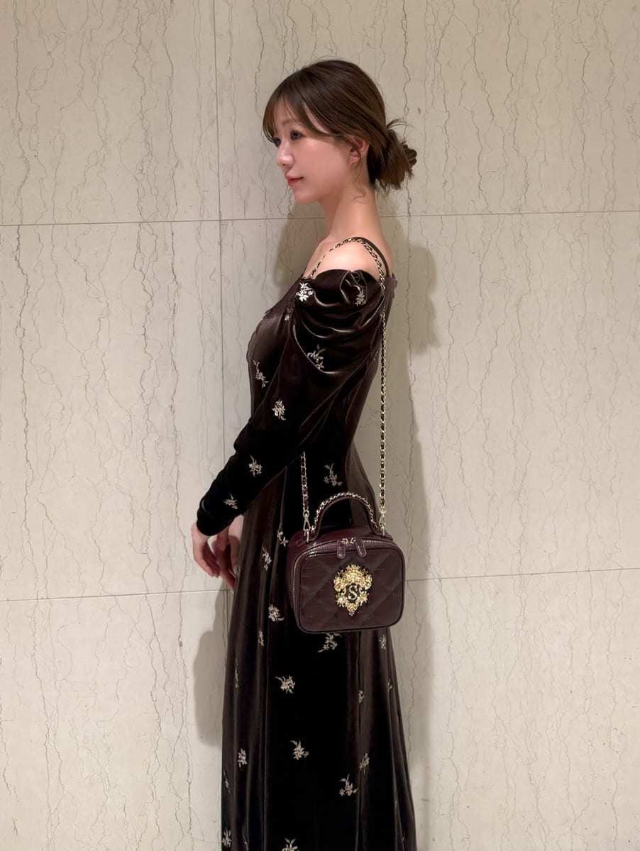 ブラウン系のドレス、ブラウン系のサンダル、レッド系のショルダーバッグを着用したレディースの夏コーディネートの5枚目の写真