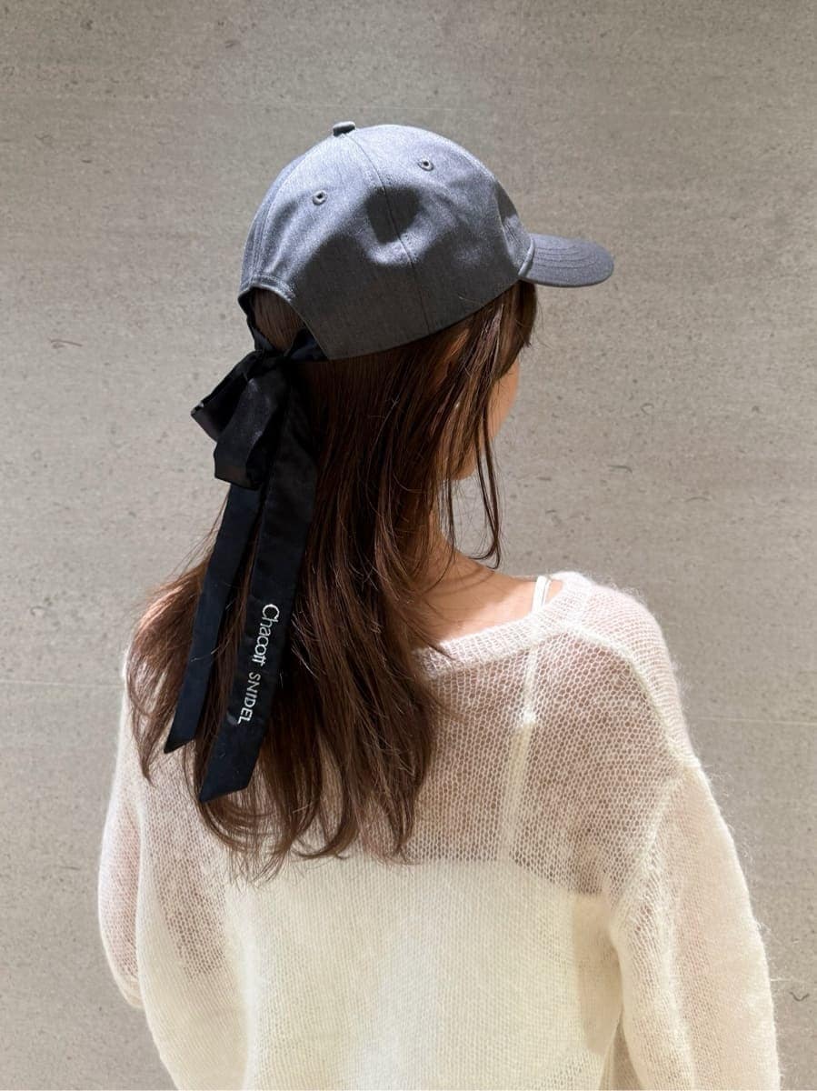 ホワイト系のニット/セーター、ホワイト系のスカート、ホワイト系のキャミソールを着用したレディースの秋コーディネートの4枚目の写真