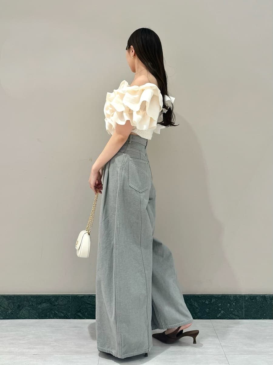 グレー系のデニムパンツ、ホワイト系のシャツ/ブラウス、ブラウン系のパンプスを着用したレディースの冬コーディネートの2枚目の写真