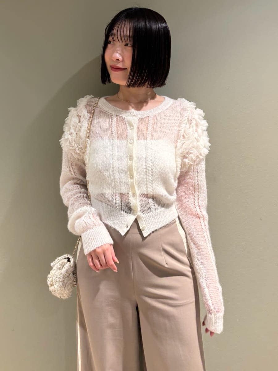 ホワイト系のカーディガン/ボレロ、ホワイト系のショルダーバッグ、ブラウン系のその他パンツを着用したレディースの冬コーディネートの5枚目の写真