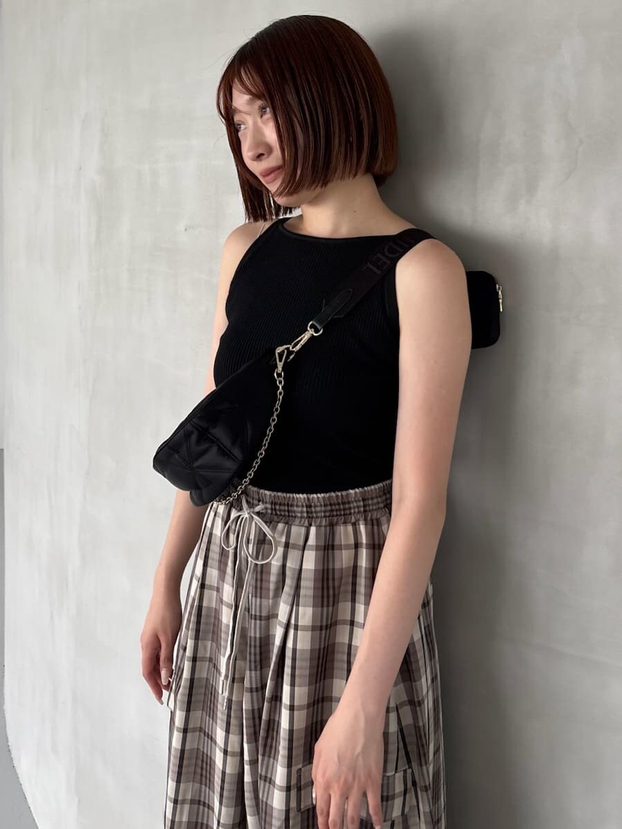 ブラック系のニット/セーター、ベージュ系のその他パンツ、ブラック系のショルダーバッグを着用したレディースの夏コーディネートの6枚目の写真