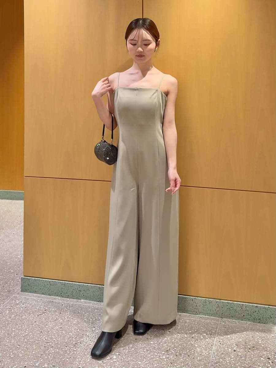 グリーン系のつなぎ/オールインワンを着用したレディースの冬コーディネートの4枚目の写真