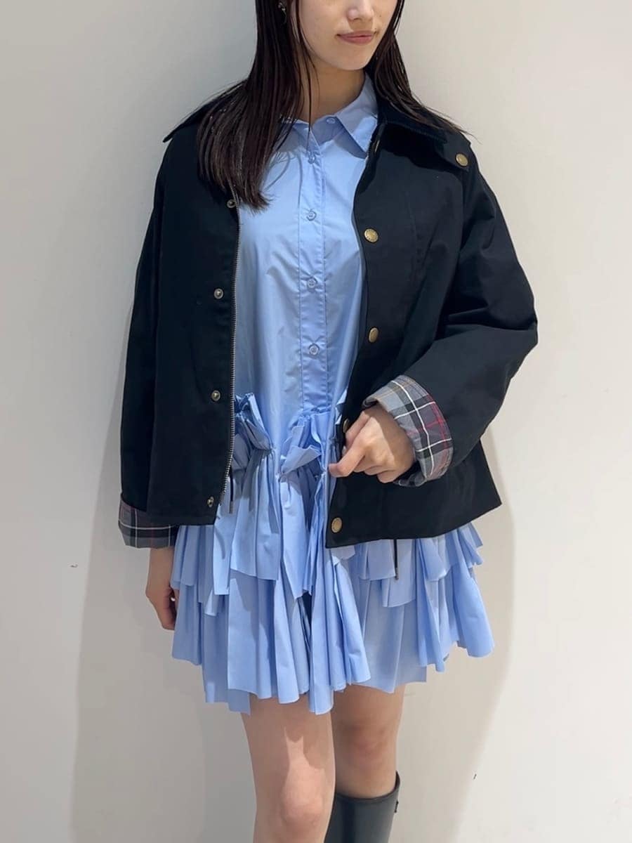 ブルー系のワンピース、ブラック系のブルゾン、ブラック系のブーツを着用したレディースの秋コーディネートの2枚目の写真