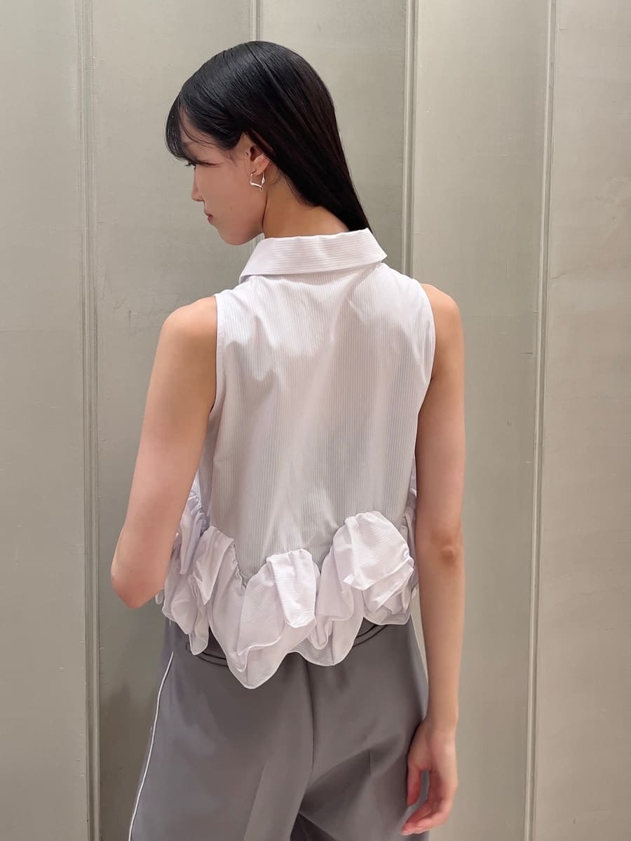 グレー系のその他パンツ、ホワイト系のシャツ/ブラウス、ブラック系のボストンバッグを着用したレディースの夏コーディネートの7枚目の写真