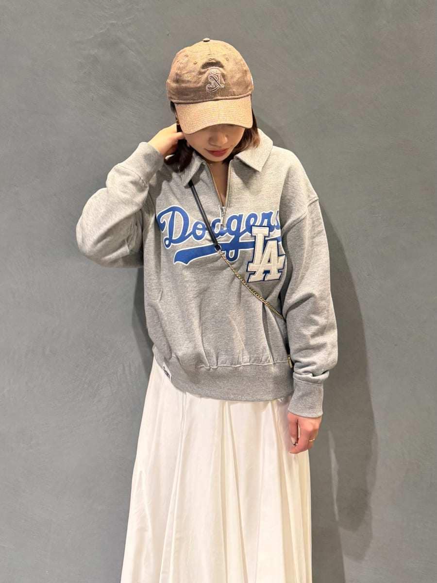 グレー系のスウェット、ブラック系のショルダーバッグ、ホワイト系のスカートを着用したレディースの春コーディネートの8枚目の写真