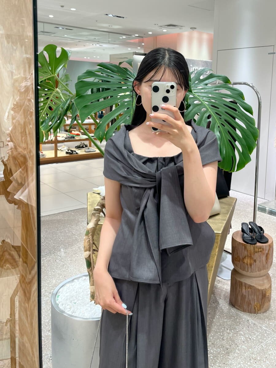 ブラック系のサンダル、グレー系のその他パンツ、グレー系のシャツ/ブラウスを着用したレディースの夏コーディネートの6枚目の写真