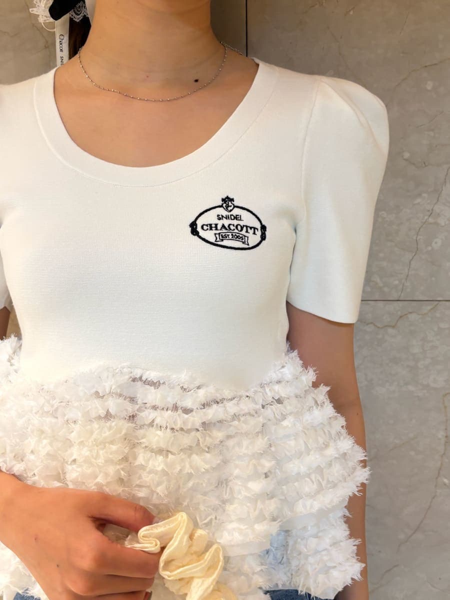 ブルー系のその他パンツ、ホワイト系のニット/セーター、ブラック系のパンプスを着用したレディースの春コーディネートの6枚目の写真