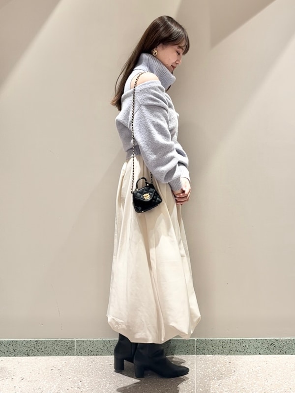 ブルー系のニット/セーター、ブルー系のカーディガン/ボレロ、ホワイト系のスカートを着用したレディースの秋コーディネートの2枚目の写真