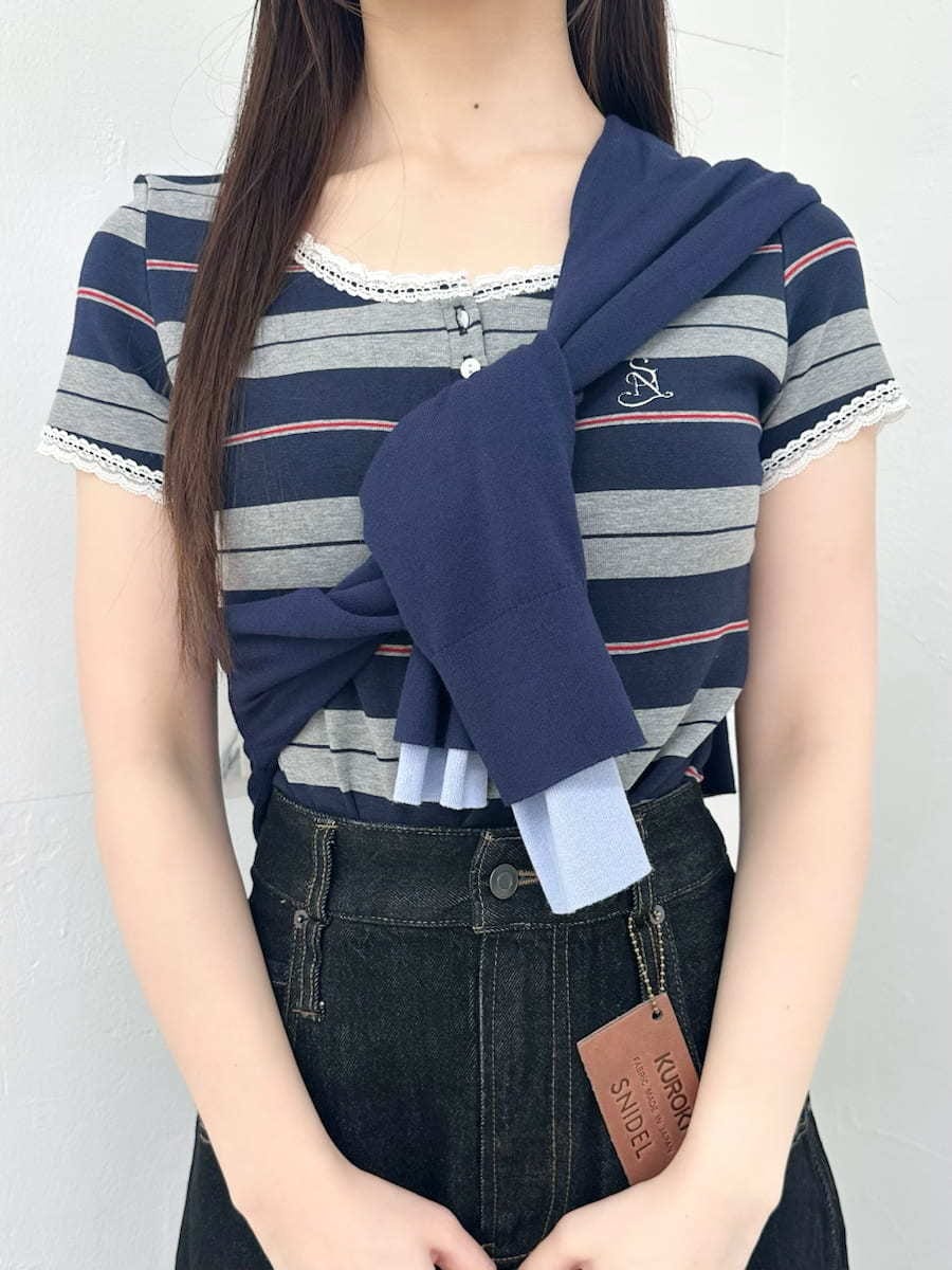 ブラック系のスカート、ブルー系のTシャツ/カットソー、ブルー系のカーディガン/ボレロを着用したレディースの春コーディネートの3枚目の写真