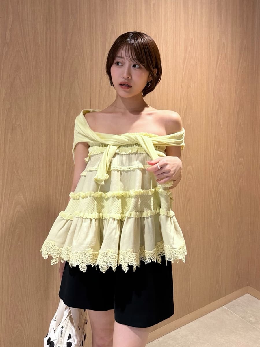 ブラック系のその他パンツ、イエロー系のニット/セーター、イエロー系のカーディガン/ボレロを着用したレディースの夏コーディネートの2枚目の写真