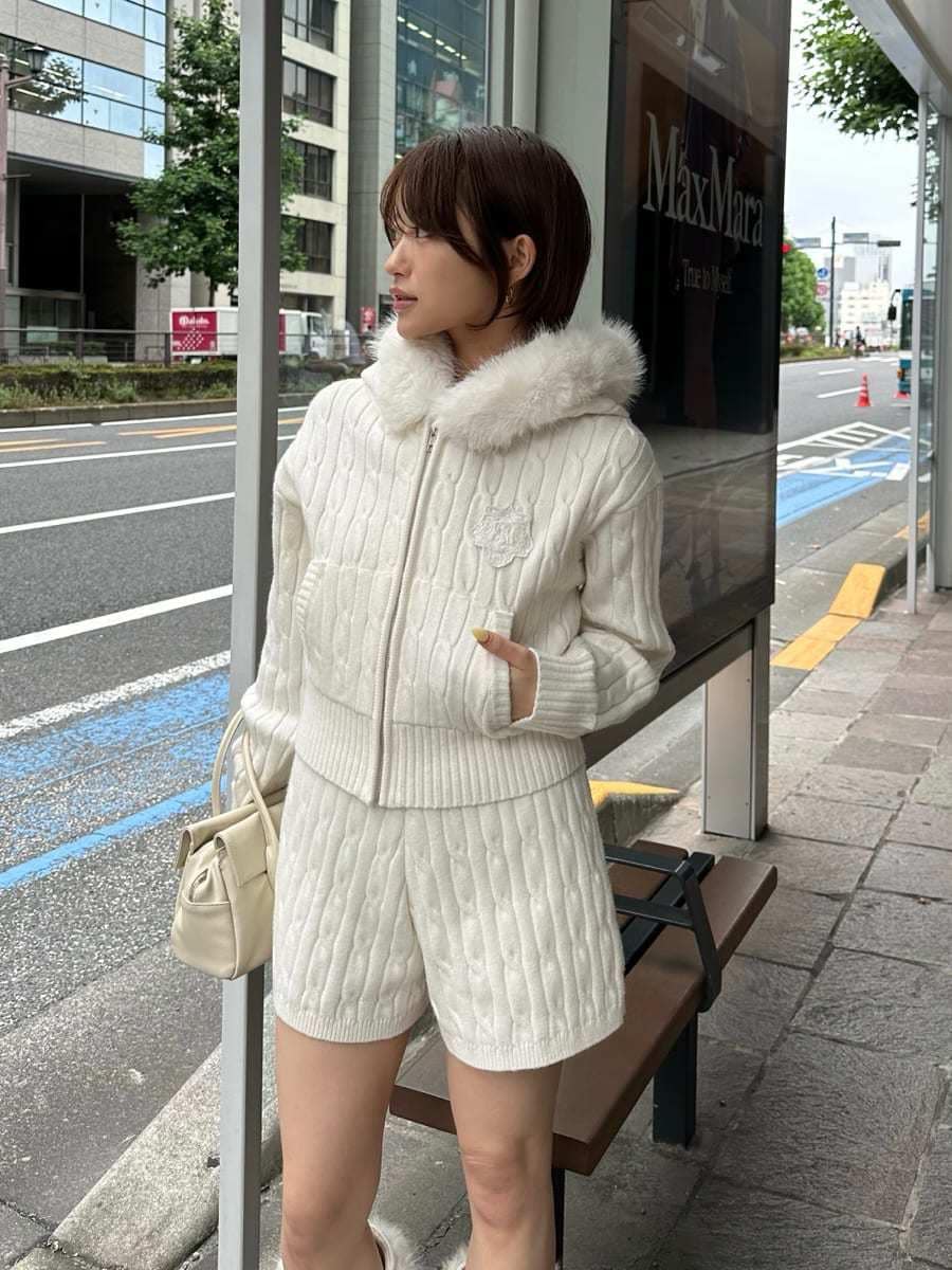 ホワイト系のボストンバッグ、ホワイト系のその他パンツ、ホワイト系のニット/セーターを着用したレディースの夏コーディネートの4枚目の写真
