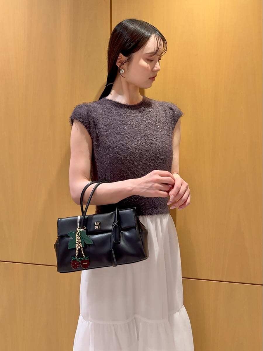 グレー系のワンピース、その他のサンダル、ブラック系のボストンバッグを着用したレディースの春コーディネートの5枚目の写真