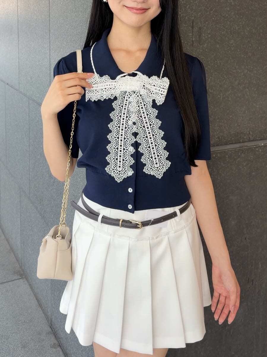 ホワイト系のその他パンツ、ブルー系のニット/セーターを着用したレディースの夏コーディネートの8枚目の写真