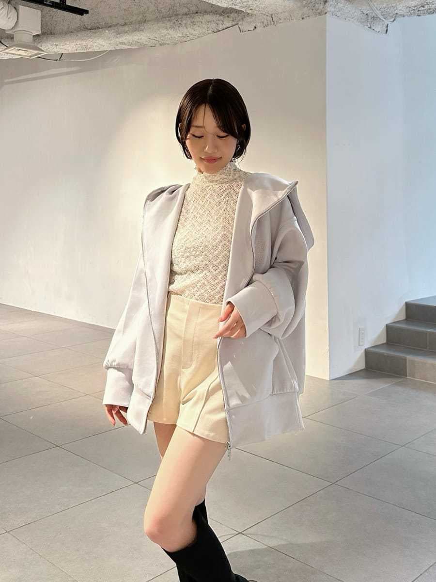 グレー系のパーカー、その他のTシャツ/カットソー、その他のブーツを着用したレディースの夏コーディネートの3枚目の写真