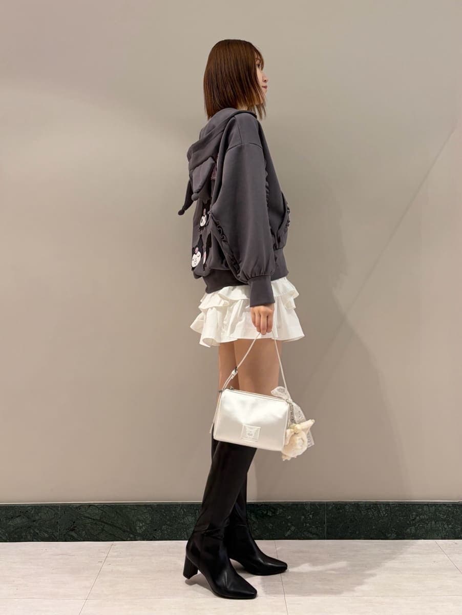 ホワイト系のその他パンツ、ブラック系のブーツを着用したレディースの夏コーディネートの2枚目の写真
