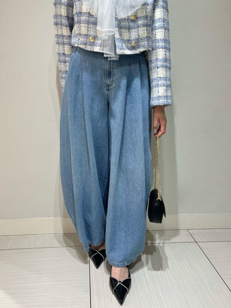 ブルー系のテーラードジャケット、ブルー系のデニムパンツ、ホワイト系のシャツ/ブラウスを着用したレディースの冬コーディネートの5枚目の写真