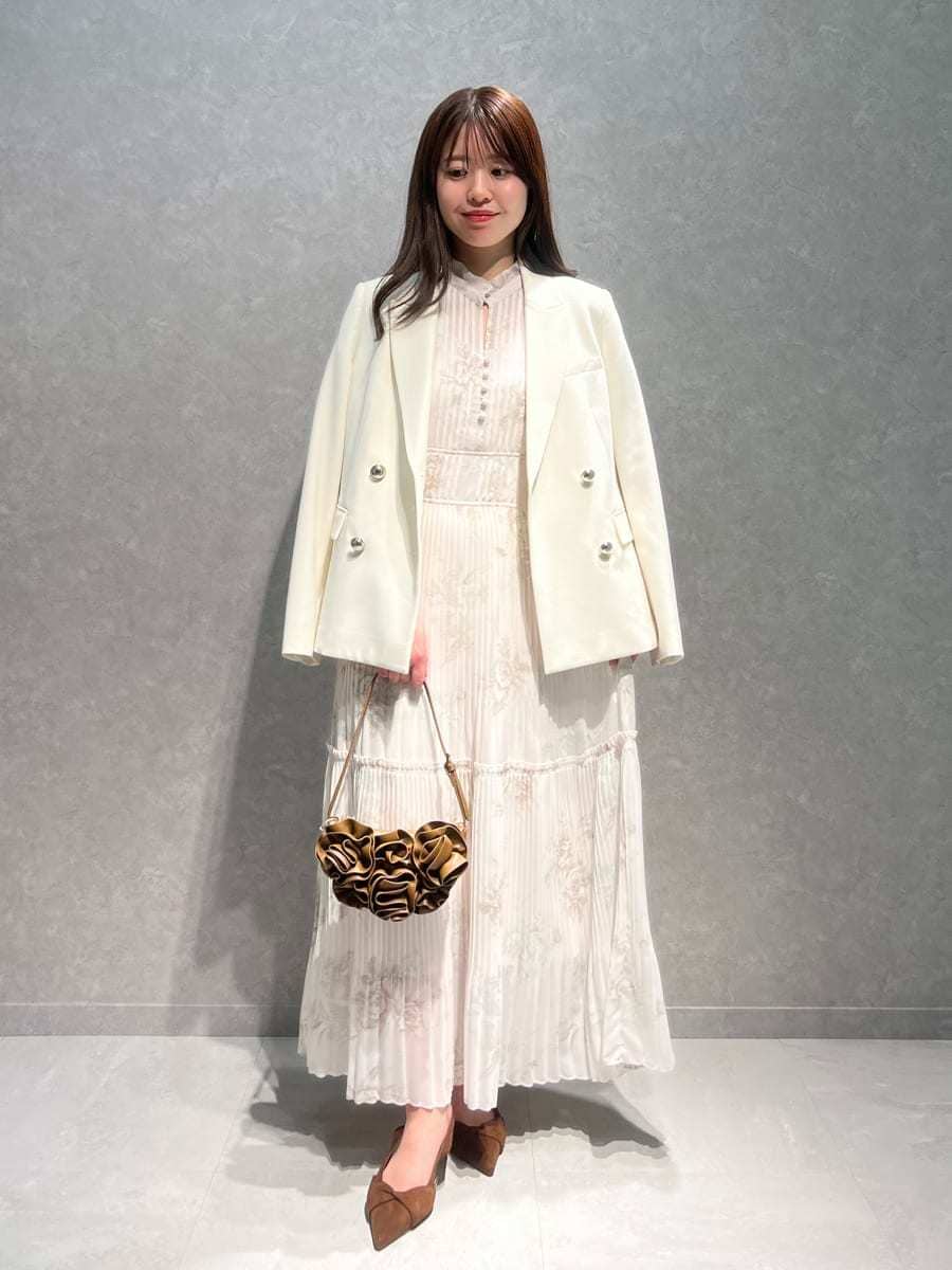 ホワイト系のテーラードジャケット、ピンク系のワンピース、ブラウン系のパンプスを着用したレディースの春コーディネートの6枚目の写真