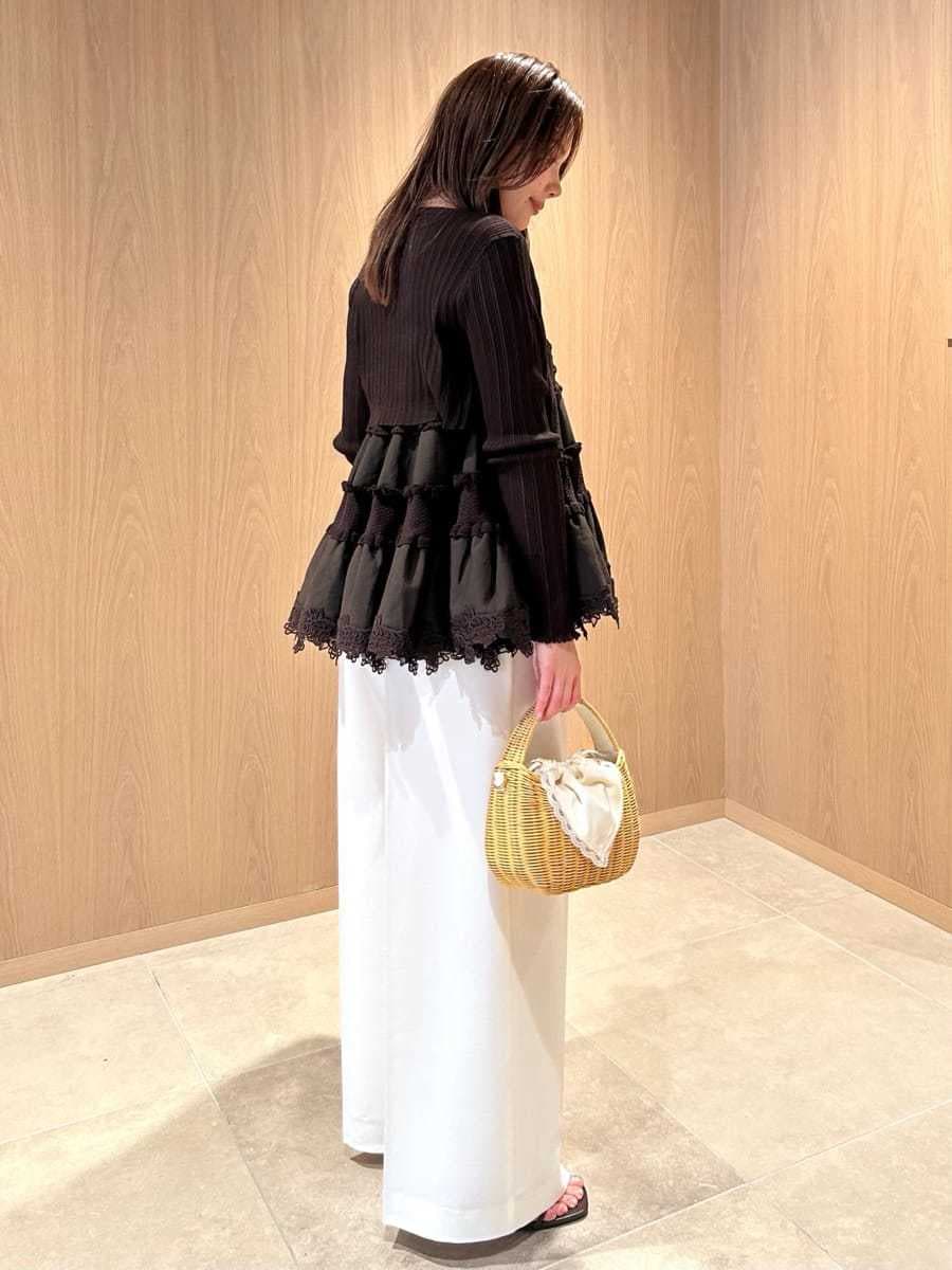 ホワイト系のかごバッグ、ホワイト系のその他パンツ、ブラウン系のニット/セーターを着用したレディースの夏コーディネートの3枚目の写真