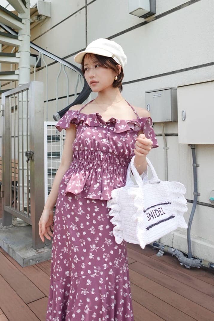 ホワイト系のショルダーバッグ、ピンク系のスカート、ピンク系のシャツ/ブラウスを着用したレディースの春コーディネートの5枚目の写真