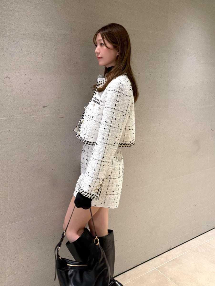 ホワイト系のノーカラージャケット、ホワイト系のその他パンツ、ブラック系のTシャツ/カットソーを着用したレディースの秋コーディネートの5枚目の写真