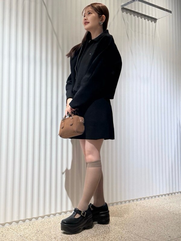 ブラック系のワンピース、ブラウン系のショルダーバッグ、ベージュ系のソックス/靴下を着用したレディースの春コーディネートの2枚目の写真