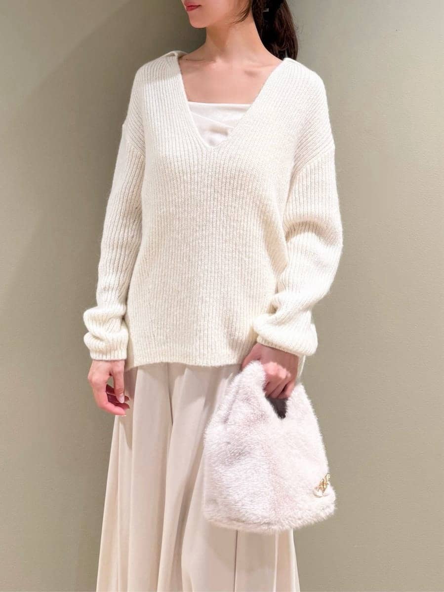 ホワイト系のワンピース、ホワイト系のハンドバッグ、その他のイヤリングを着用したレディースの冬コーディネートの3枚目の写真