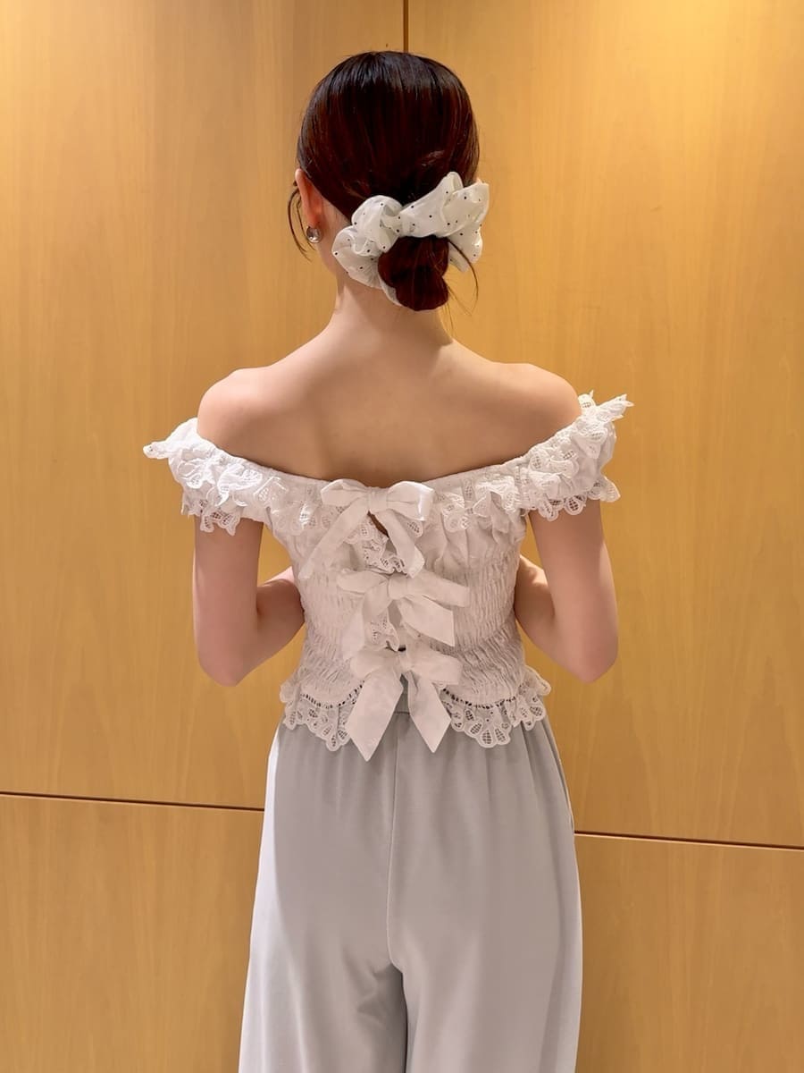 シルバー系のその他パンツ、ホワイト系のシャツ/ブラウス、シルバー系のパーカーを着用したレディースの春コーディネートの6枚目の写真