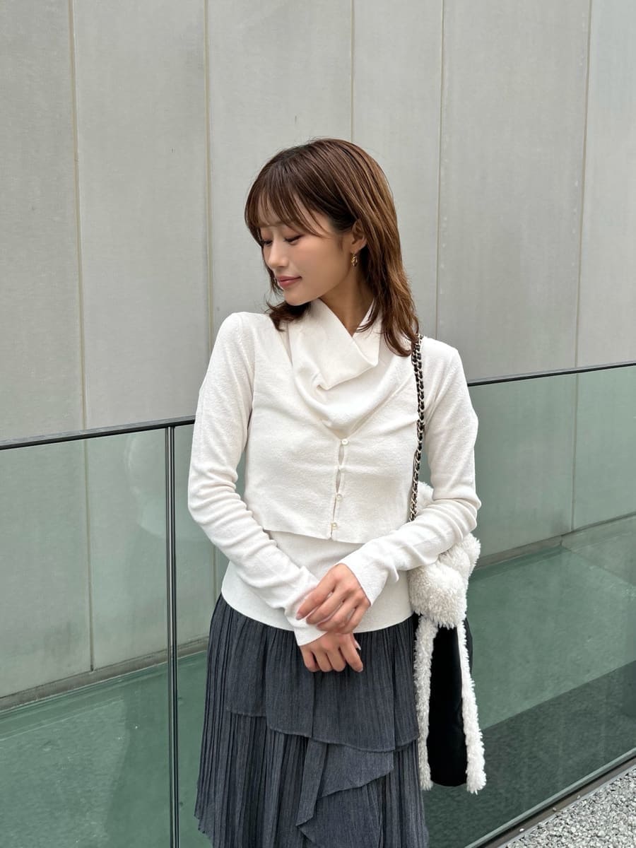 ホワイト系のニット/セーター、その他のスカート、ブラック系のブーツを着用したレディースの秋コーディネートの4枚目の写真