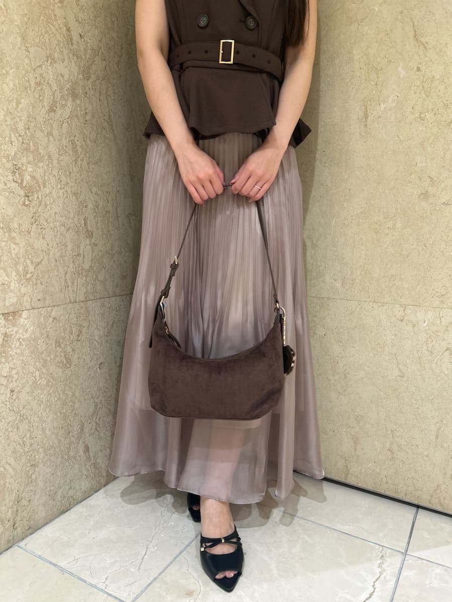 ブラウン系のワンピース、ブラック系のサンダル、ブラウン系のショルダーバッグを着用したレディースの夏コーディネートの5枚目の写真