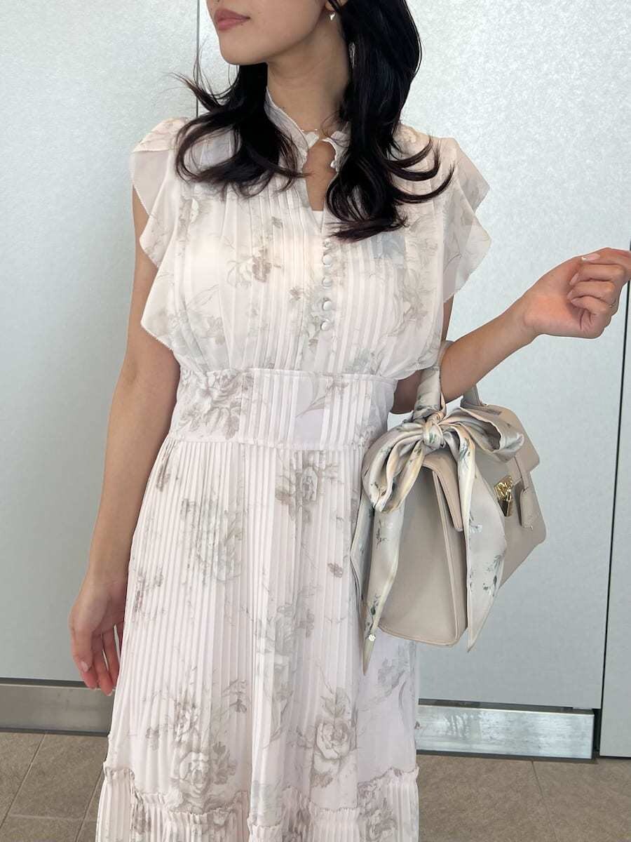 ピンク系のワンピース、ホワイト系のカーディガン/ボレロ、ブラウン系のサンダルを着用したレディースの春コーディネートの5枚目の写真