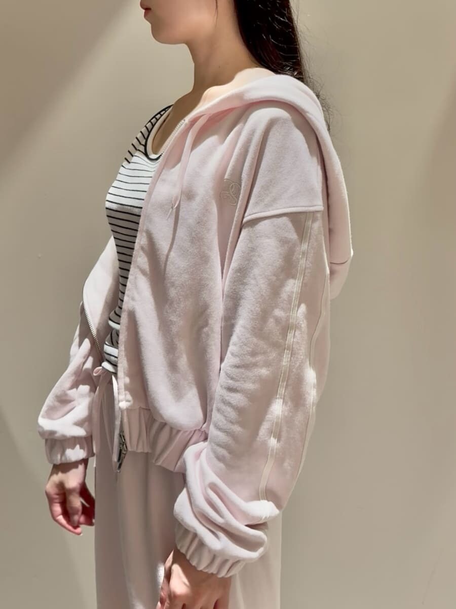 ピンク系のパーカー、その他のタンクトップ、ピンク系のスウェットパンツを着用したレディースの夏コーディネートの7枚目の写真