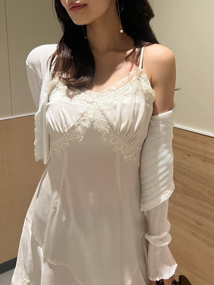 ブルー系のデニムパンツ、ホワイト系のニット/セーター、その他のサンダルを着用したレディースの夏コーディネートの4枚目の写真