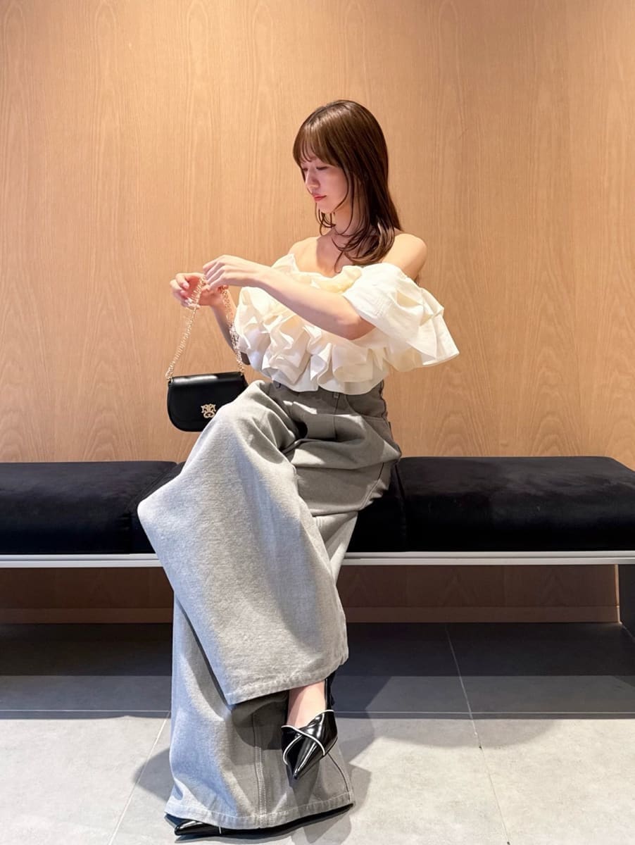 グレー系のデニムパンツ、ホワイト系のシャツ/ブラウス、ブラック系のパンプスを着用したレディースの春コーディネートの4枚目の写真