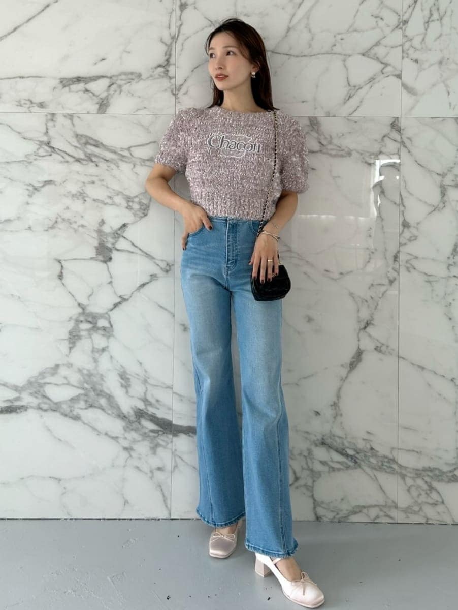 ブラウン系のニット/セーター、ブルー系のデニムパンツ、ブラック系のショルダーバッグを着用したレディースの夏コーディネートの5枚目の写真