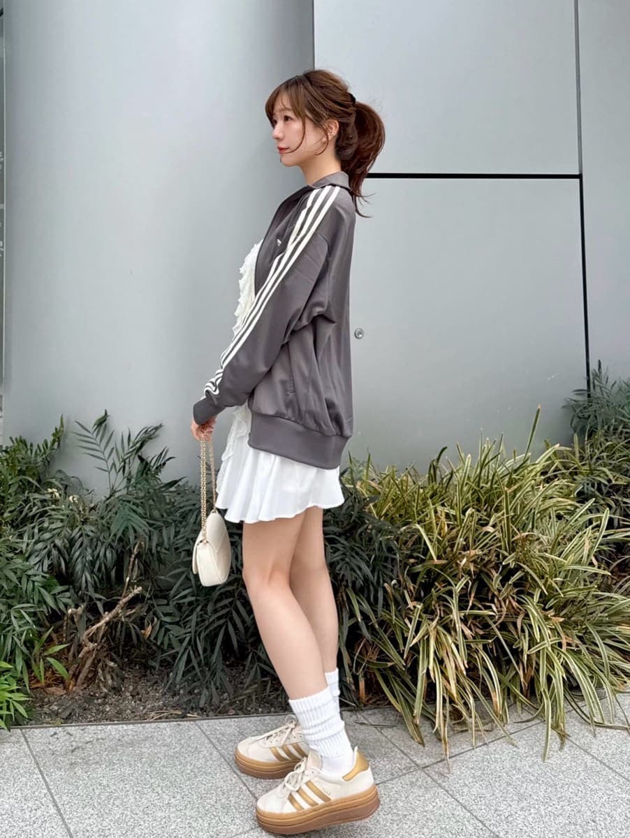 ホワイト系のその他パンツ、ホワイト系のTシャツ/カットソー、ホワイト系のショルダーバッグを着用したレディースの冬コーディネートの2枚目の写真