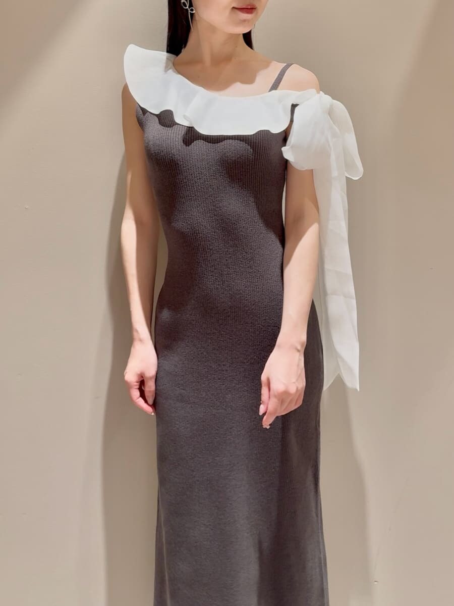 グレー系のワンピース、ホワイト系のショルダーバッグを着用したレディースの夏コーディネートの5枚目の写真