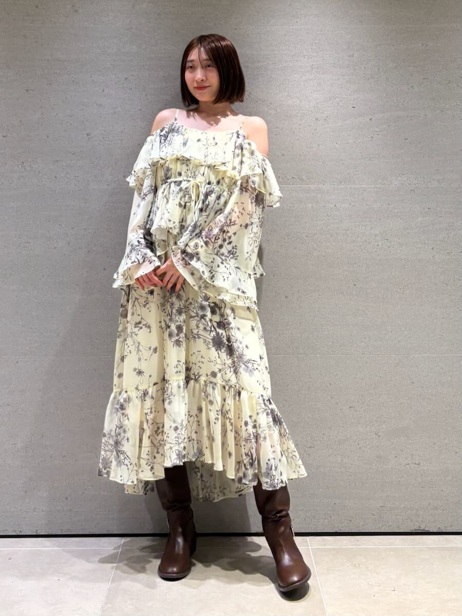 イエロー系のワンピースを着用したレディースの秋コーディネートの2枚目の写真