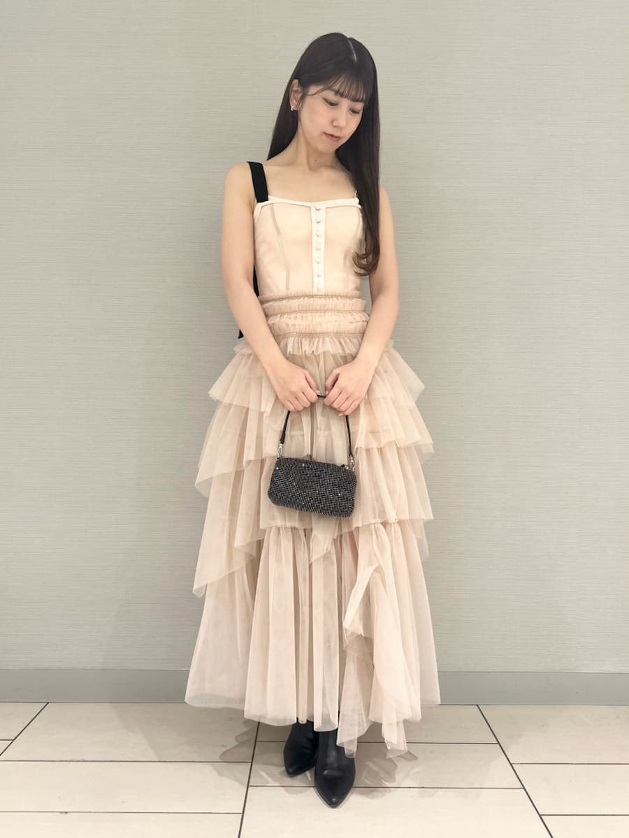 ブラック系のブーツ、ベージュ系のステンカラーコートを着用したレディースの冬コーディネートの2枚目の写真