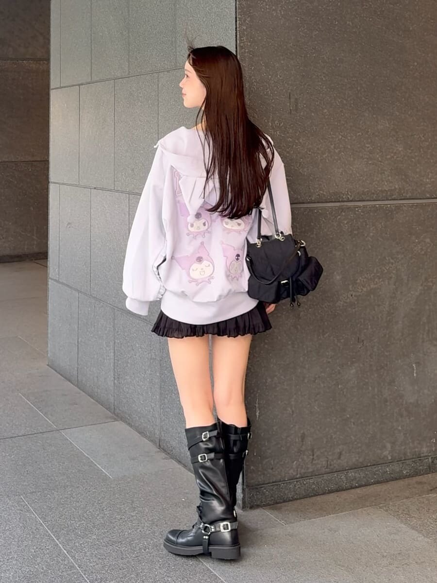 ブラック系のその他パンツ、ブラック系のブーツ、ブラック系のバックパック/リュックを着用したレディースの夏コーディネートの5枚目の写真