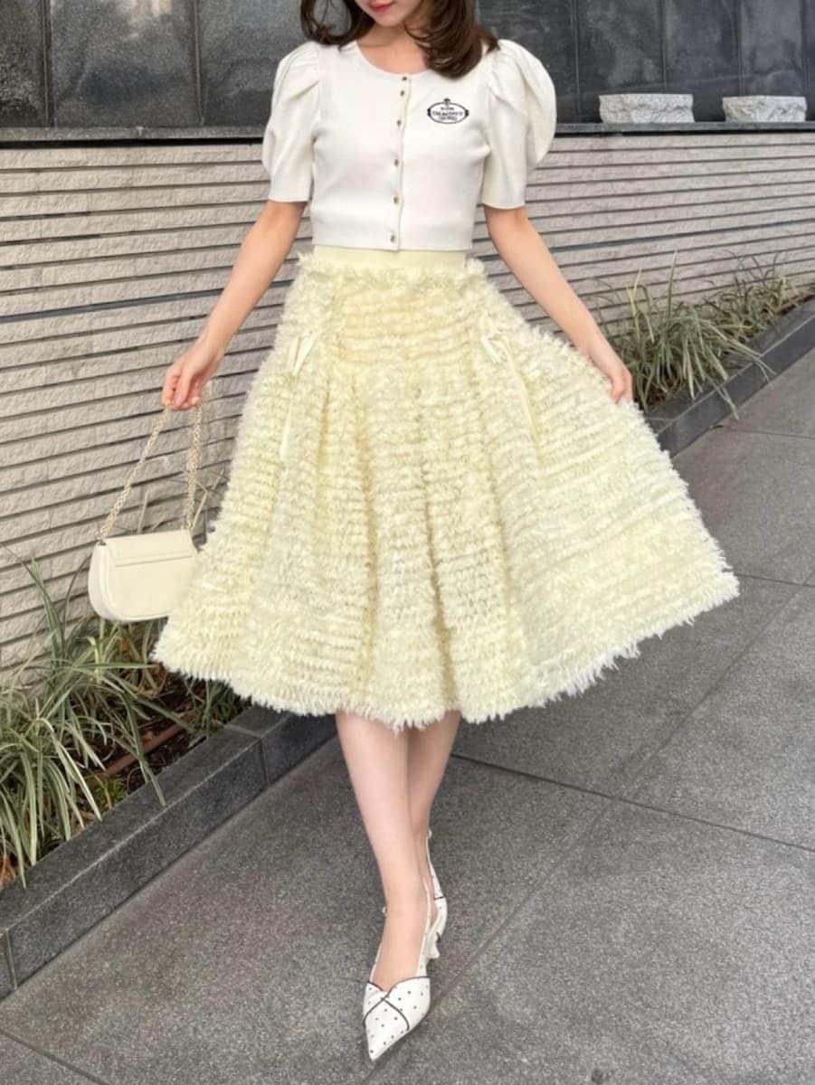 ホワイト系のカーディガン/ボレロ、その他のパンプス、ホワイト系のショルダーバッグを着用したレディースの春コーディネートの2枚目の写真