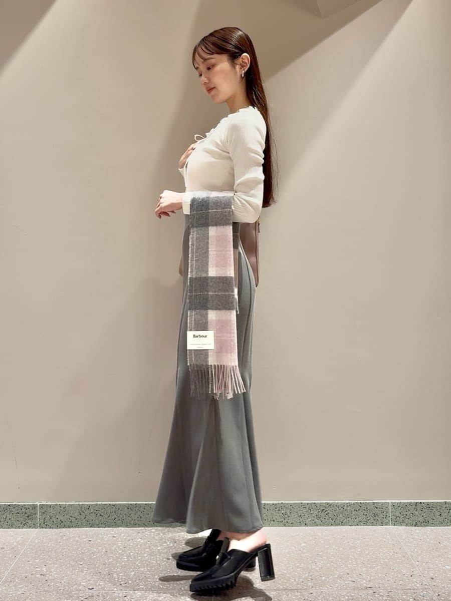 ホワイト系のニット/セーター、グレー系のスカート、ブラック系のローファーを着用したレディースの秋コーディネートの2枚目の写真