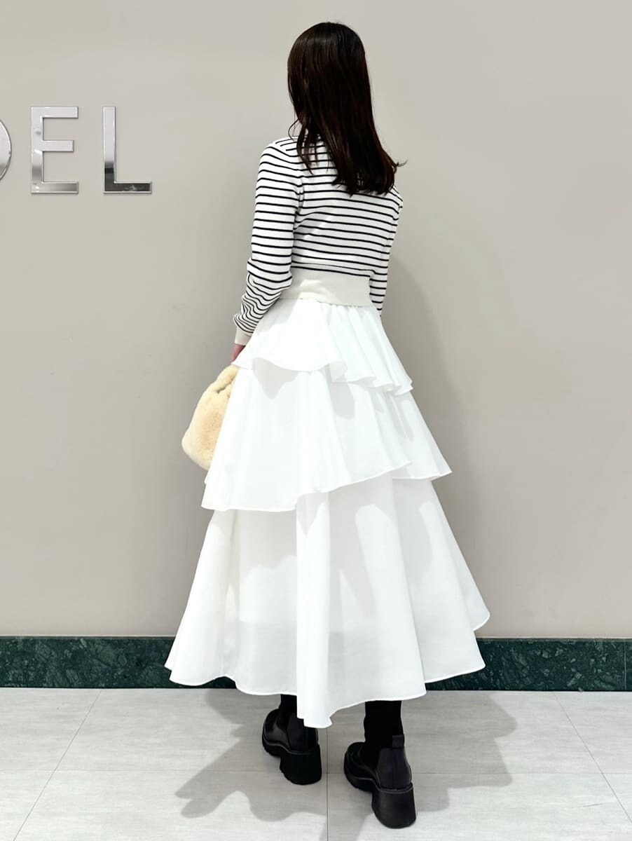 その他のワンピース、イエロー系のハンドバッグ、イエロー系のキーケース/キーアクセサリーを着用したレディースの冬コーディネートの5枚目の写真