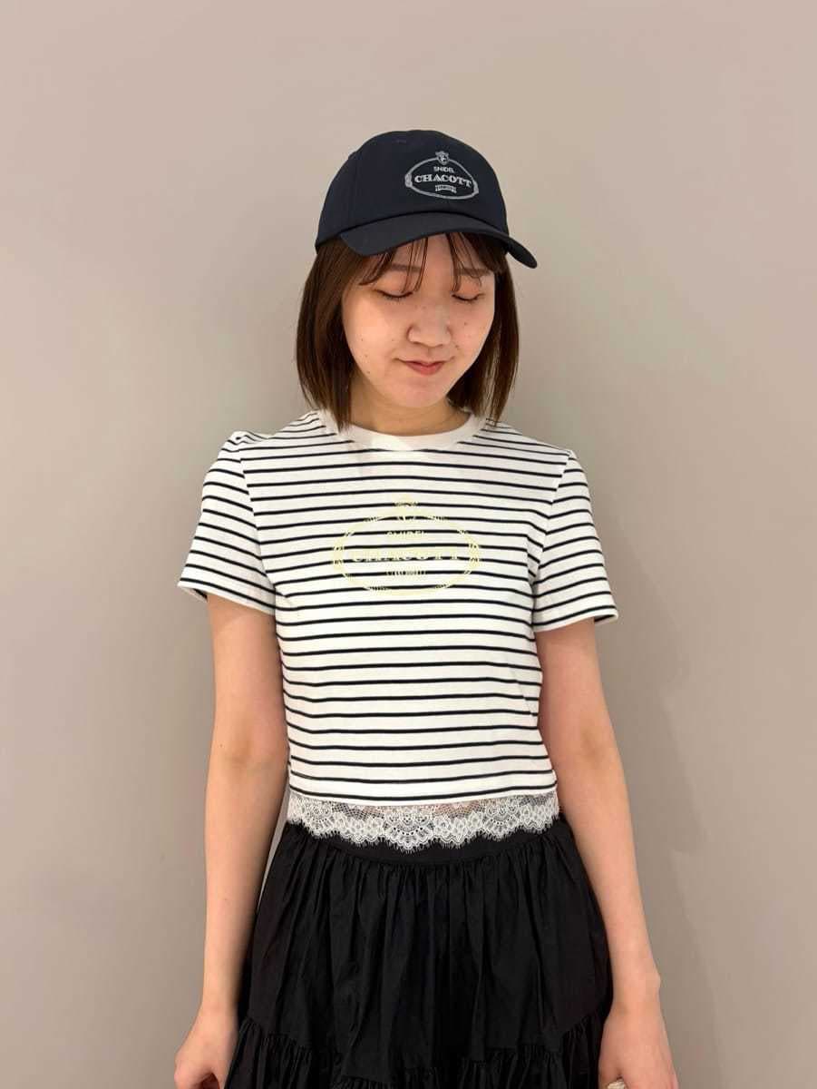 ブラック系のスカート、その他のTシャツ/カットソー、シルバー系のスニーカーを着用したレディースの春コーディネートの2枚目の写真