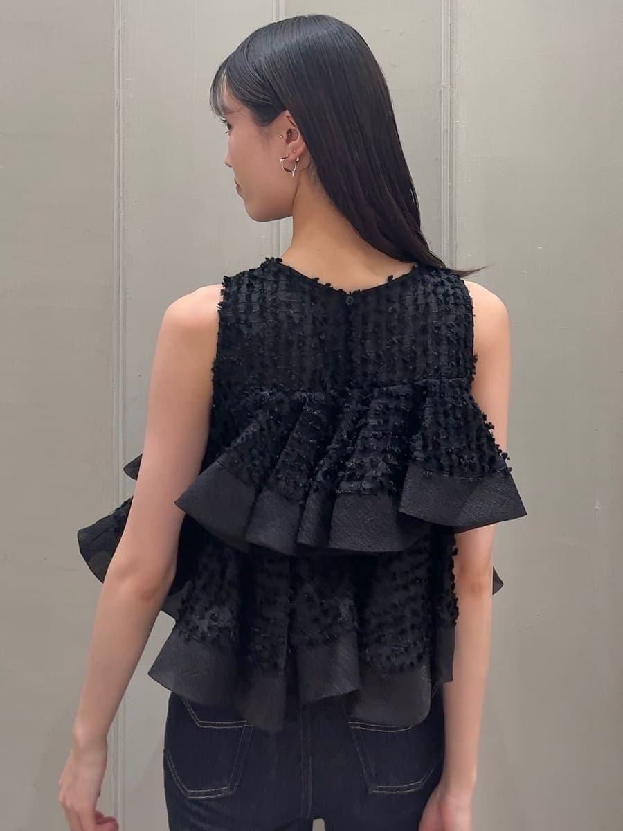 ブルー系のその他パンツ、ブラック系のシャツ/ブラウス、ホワイト系のハンドバッグを着用したレディースの春コーディネートの7枚目の写真